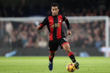 Bournemouth takımından Tyler Adams, Premier Lig karşılaşmasında topu Stamford Bridge, Londra, İngiltere 'de Chelsea' ye karşı 14 Ocak 2025 'te atıyor.