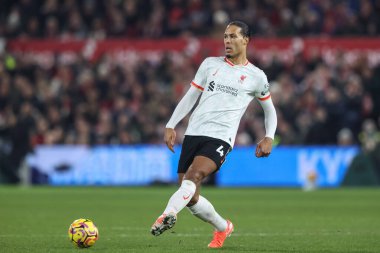 Liverpool 'dan Virgil van Dijk Premier Lig maçı sırasında Nottingham Forest' a karşı Liverpool City Ground, Nottingham, İngiltere 'de 14 Ocak 2025' te oynanan maçta pas attı.
