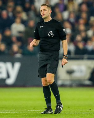 Hakem Darren Cann 14 Ocak 2025 'te Londra Stadyumu' nda oynanan Premier Lig maçında West Ham United ve Fulham maçını izliyor.