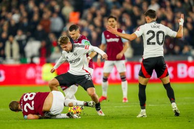West Ham United takımından Tomas Soucek, Premier League maçında Fulham 'dan Emile Smith Rowe ile Londra Stadyumu' nda 14 Ocak 2025 'te oynanan Fulham maçında top için mücadele etti.