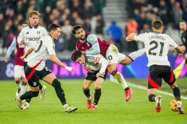 Fulham 'dan Harry Wilson Premier League maçında West Ham United ile Londra Stadyumu, Londra, İngiltere' de 14 Ocak 2025 'te oynanan maçta Lucas Paqueta ile top mücadelesi verdi.