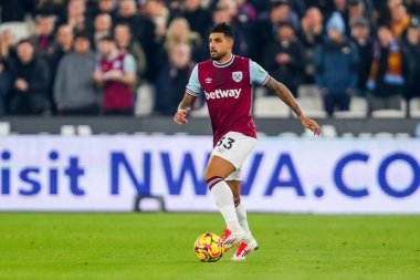 West Ham United takımından Emerson Palmieri 14 Ocak 2025 'te Londra' daki Londra Stadyumu 'nda oynanan Premier League maçında topla koşuyor.