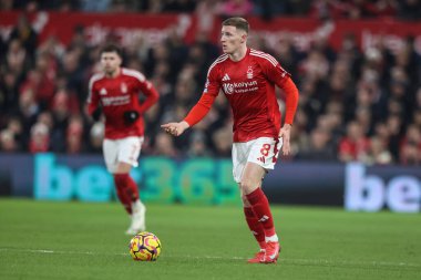 Nottingham Ormanı 'ndan Elliot Anderson, 14 Ocak 2025' te Nottingham Forest 'a karşı Liverpool Premier Lig maçında pas arıyor.