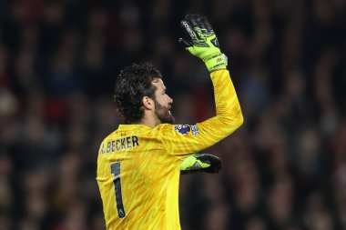 Liverpool 'dan Alisson Becker 14 Ocak 2025' te Nottingham Forest 'a karşı Liverpool City Ground, Nottingham, İngiltere' de oynanan Premier League maçında takım talimatlarını veriyor.