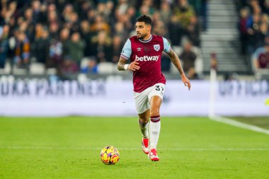 West Ham United takımından Emerson Palmieri 14 Ocak 2025 'te Londra' daki Londra Stadyumu 'nda oynanan Premier League maçında topu düşürüyor.