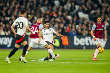 Fulham 'dan Raul Jimenez, 14 Ocak 2025' te Londra Stadyumu 'nda oynanan Premier League maçında West Ham United ile Fulham maçında West Ham United' ın Guido Rodriguez 'in baskısı altında.