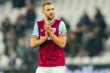West Ham United 'dan Tomas Soucek, 14 Ocak 2025' te Londra 'daki Londra Stadyumu' nda oynanan Premier League maçında West Ham United ile Fulham maçının ardından kazandığı galibiyet sonrasında taraftarlarını kabul ediyor.