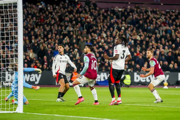 West Ham United takımından Tomas Soucek Premier League maçında 2-0 öne geçti. West Ham United Fulham 'a karşı Londra Stadyumu, Londra, İngiltere, 14 Ocak 2025