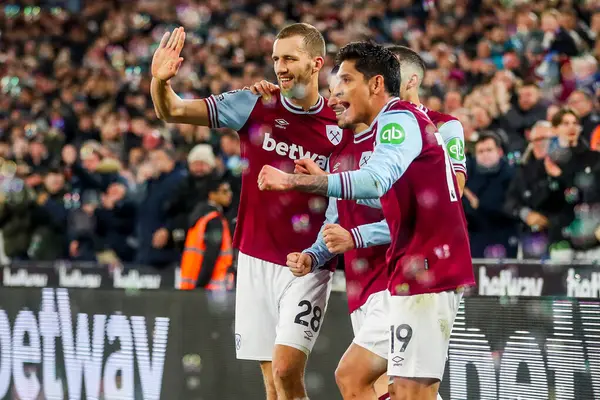 West Ham United takımından Carlos Soler, 14 Ocak 2025 'te Londra Stadyumu' nda oynanan Premier League maçında West Ham United Fulham 'a karşı 1-0' lık galibiyet golünü takım arkadaşlarıyla kutluyor.