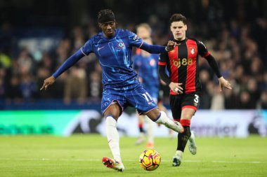 Chelsea 'den Noni Madueke Premier Lig karşılaşmasında pas veriyor Chelsea - Bournemouth Stamford Bridge, Londra, İngiltere, 14 Ocak 2025