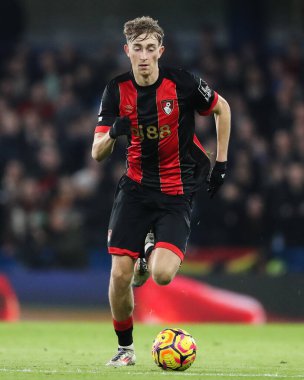 Bournemouth 'tan Dean Huijsen Premier Lig karşılaşmasında topu ileri taşıyor. Chelsea - Bournemouth Stamford Köprüsü, Londra, Birleşik Krallık, 14 Ocak 2025