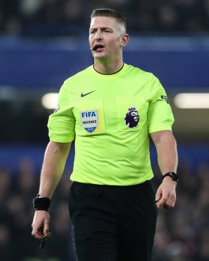Premier Lig karşılaşmasında hakem Robert Jones Chelsea 'ye karşı Bournemouth Stamford Bridge, Londra, Birleşik Krallık, 14 Ocak 2025