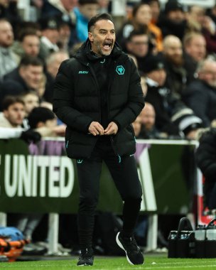 Vitor Pereira Premier Lig maçı sırasında Wolverhampton Wanderers 'ın baş antrenörü Newcastle United, Wolverhampton Wanderers' a karşı St. James 's Park, Newcastle, İngiltere, 15 Ocak 2025