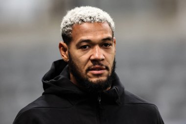 Newcastle United takımından Joelinton, 15 Ocak 2025 'te İngiltere, Newcastle' daki St. James 's Park' ta oynanan Premier League maçı Newcastle United ile Wolverhampton Wanderers maçının önünde geldi.