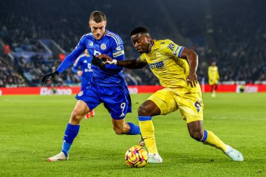 Leicester City 'den Jamie Vardy, 15 Ocak 2025' te King Power Stadyumu 'nda oynanan Premier League maçı sırasında Kristal Saray' dan Marc Guehi ile top mücadelesi veriyor.