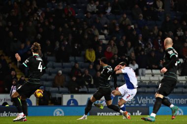 Blackburn Rovers takımından Callum Brittain 15 Ocak 2025 'te Blackburn Park' ta Blackburn Rovers 'ın Portsmouth' a karşı oynadığı Gökyüzü İddia Şampiyonası maçında çekim yapıyor.