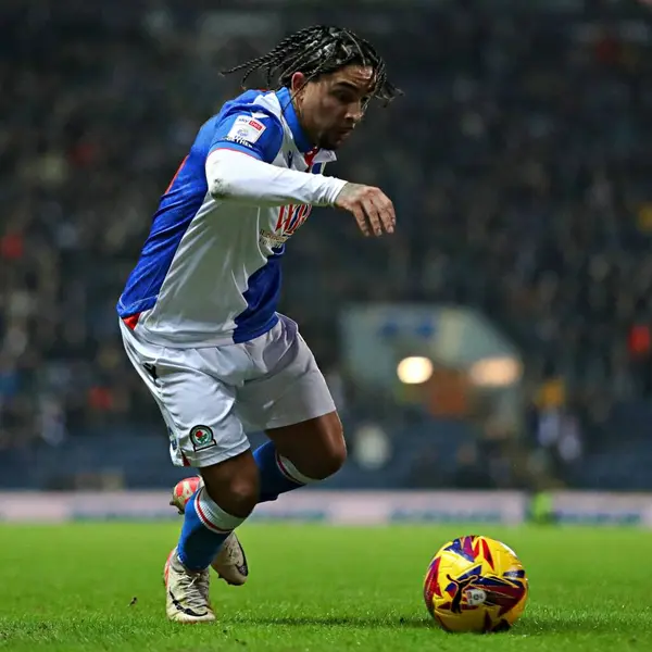 Blackburn Rovers takımından Tyrhys Dolan 15 Ocak 2025 'te Blackburn, İngiltere' de Blackburn Park 'ta Blackburn Rovers' a karşı Blackburn Rovers maçında