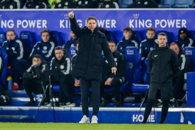 Kristal Saray 'dan Oliver Glasner, 15 Ocak 2025' te İngiltere 'nin Leicester şehrinin King Power Stadyumu' nda oynanan Premier League maçında takım talimatlarını veriyor.