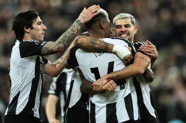 Newcastle United 'tan Alexander Isak, Premier League maçı Newcastle United' a karşı Wolverhampton Wanderers maçında 15 Ocak 2025 'te St. James' s Park, Newcastle, İngiltere 'de 2-0 kazanma hedefini kutluyor.