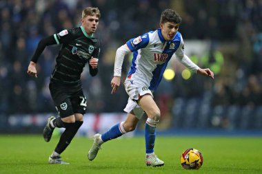Blackburn Rovers 'dan Owen Beck, 15 Ocak 2025' te İngiltere 'nin Blackburn kentinde oynanan Blackburn Rovers-Portsmouth maçında Portsmouth maçında Portsmouth maçında Portsmouth' dan Zak Swanson 'a baskı uyguluyor.