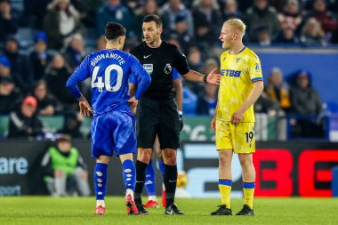 Hakem Andrew Madley, Leicester City 'den Facundo Buonanotte ve Kristal Saray' dan Will Hughes 'a Premier Lig maçı sırasında King Power Stadyumu, Leicester, Birleşik Krallık' taki Leicester City-Crystal Palace maçında bir konuşma yaptı.