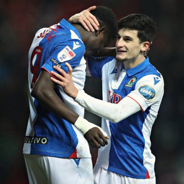 Blackburn Rovers takımından Makhtar Gueye, 15 Ocak 2025 'te Blackburn, İngiltere' de Blackburn 'de oynanan Blackburn Rovers-Portsmouth maçında John Buckley ile yaptığı maçı kutluyor.