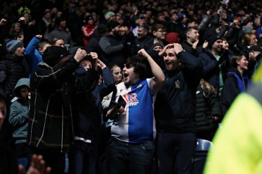 Blackburn taraftarları, 15 Ocak 2025 'te İngiltere' nin Blackburn kentinde oynanan Blackburn Rovers-Portsmouth maçında üçüncü gollerini kutluyorlar.