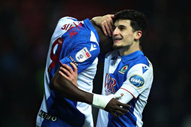 Blackburn Rovers takımından Makhtar Gueye, Blackburn, İngiltere 'de 15 Ocak 2025' te oynanan Blackburn Rovers-Portsmouth maçında John Buckley ile yaptığı golü kutluyor.