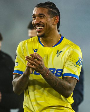 Kristal Saray 'dan Chris Richards, 15 Ocak 202' de İngiltere 'nin Leicester kentindeki King Power Stadyumu' nda oynanan Premier League maçının ardından kazandığı galibiyet sonrasında taraftarları kabul ediyor.