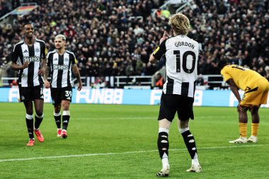 Newcastle United takımından Anthony Gordon, 15 Ocak 2025 'te St. James' s Park, Newcastle, İngiltere 'de oynanan Premier League maçı Newcastle United ile Wolverhampton Wanderers maçında 3-0' lık galibiyetini kutluyor.