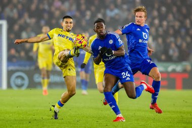 Leicester City 'nin Crystal Palace Boubakary Soumare' ı Daniel Munoz Premier League maçı sırasında King Power Stadyumu, Leicester, İngiltere 'de 15 Ocak 2025' te Leicester City 'ye karşı Crystal Palace maçında