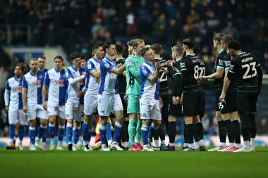 Her iki takım da, 15 Ocak 2025 'te İngiltere' nin Blackburn kentinde oynanan Blackburn Rovers-Portsmouth maçından önce sıraya girip el sıkışıyor.