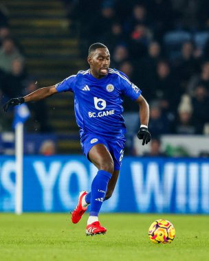 Leicester City 'nin Boubakary Soumare' si 15 Ocak 2025 'te King Power Stadyumu' nda oynanan Premier League maçında topu kırıyor.