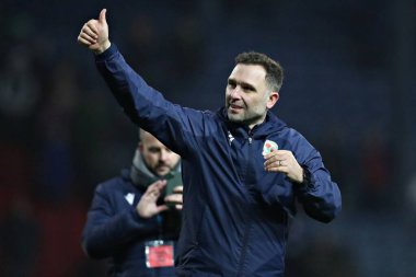 Blackburn Rovers 'ın menajeri John Eustace, 15 Ocak 2025' te Blackburn, İngiltere 'deki Blackburn Park' ta oynanan Blackburn Rovers-Portsmouth maçından sonra taraftarları alkışlıyor.