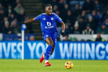 Leicester City 'nin Boubakary Soumare' si 15 Ocak 2025 'te King Power Stadyumu' nda oynanan Premier League maçında topu kırıyor.