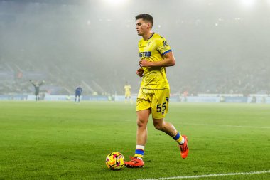 Kristal Saray 'dan Justin Devenny, 15 Ocak 2025' te İngiltere 'nin Leicester şehrinin King Power Stadyumu' nda oynanan Premier League maçında topla koşuyor.