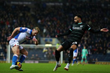 Portsmouth 'dan Josh Murphy, Blackburn Rovers' dan Andreas Weimann 'a 15 Ocak 2025' te Ewood Park, Blackburn, İngiltere 'de oynanan Blackburn Rovers-Portsmouth maçında baskı yapıyor.