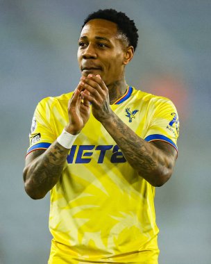 Crystal Palace 'dan Nathaniel Clyne, 15 Ocak 2025' te King Power Stadyumu 'nda oynanan Premier League maçı sonrasında takımların kazandığı zaferin ardından taraftarlarını kabul ediyor.