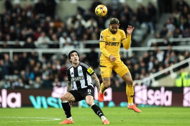 Wolverhampton Wanderers takımından Matheus Cunha, 15 Ocak 2025 'te İngiltere' deki St. James 's Park' ta oynanan Premier League maçı sırasında Wolverhampton Wanderers 'a karşı oynanan maçta topa liderlik ediyor.