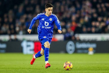 Leicester City 'den Facundo Buonanotte, 15 Ocak 2025' te King Power Stadyumu 'ndaki Leicester City - Crystal Palace maçında topla koşuyor.
