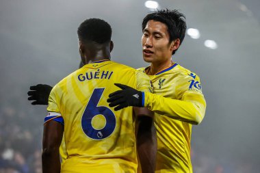 Kristal Saray 'dan Marc Guehi, 15 Ocak 2025' te İngiltere 'deki King Power Stadyumu' nda oynanan Premier League karşılaşmasında Daichi Kamada ile yaptığı maçı 0-2 'lik setlerle kutluyor.