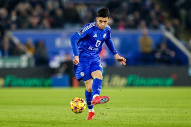 Leicester City 'den Facundo Buonanotte Premier League maçında pas veriyor. Leicester City, King Power Stadyumu' nda Crystal Palace 'a karşı, 15 Ocak 2025