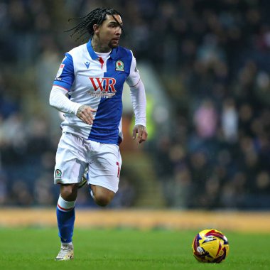 Blackburn Rovers takımından Tyrhys Dolan 15 Ocak 2025 'te Blackburn, İngiltere' de Blackburn Park 'ta Blackburn Rovers' a karşı Blackburn Rovers maçından önce