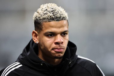 Newcastle United takımından William Osula, 15 Ocak 2025 'te İngiltere' nin Newcastle kentindeki St. James 's Park' ta Wolverhampton Wanderers 'a karşı oynanan Premier League karşılaşması öncesinde geldi.