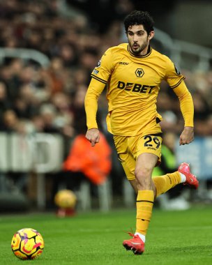 Wolverhampton Wanderers takımından Gonalo Guedes, 15 Ocak 2025 'te İngiltere' nin Newcastle kentinde oynanan Premier League karşılaşmasında topu Wolverhampton Wanderers 'a karşı kullanıyor.