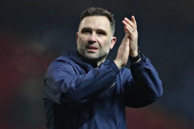 Blackburn Rovers 'ın menajeri John Eustace, 15 Ocak 2025' te Blackburn, İngiltere 'deki Blackburn Park' ta oynanan Blackburn Rovers-Portsmouth maçından sonra taraftarları alkışlıyor.