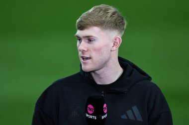 Newcastle United takımından Lewis Hall, Premier League karşılaşması öncesinde St.James 's Park, Newcastle, İngiltere' de 15 Ocak 2025 'te Wolverhampton Wanderers' a karşı bir röportaj veriyor.