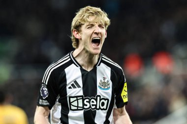 Newcastle United takımından Anthony Gordon, 15 Ocak 2025 'te St. James' s Park, Newcastle, İngiltere 'de oynanan Premier League maçı Newcastle United ile Wolverhampton Wanderers maçında 3-0' lık galibiyetini kutluyor.