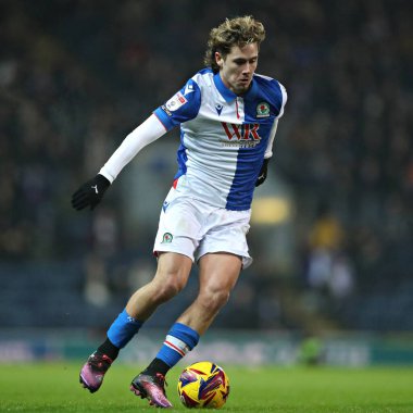 Blackburn Rovers takımından Todd Cantwell 15 Ocak 2025 'te Blackburn, İngiltere' de Blackburn Park 'ta Blackburn Rovers' ın Portsmouth 'a karşı oynadığı maçta
