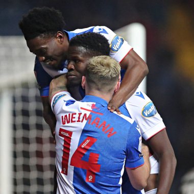 Blackburn Rovers takımından Makhtar Gueye, 15 Ocak 2025 'te Blackburn, İngiltere' de Blackburn Park 'ta oynanan Blackburn Rovers-Portsmouth maçında Andreas Weimann ve Amario Cozier-Duberry ile yaptığı maçı kutluyor.